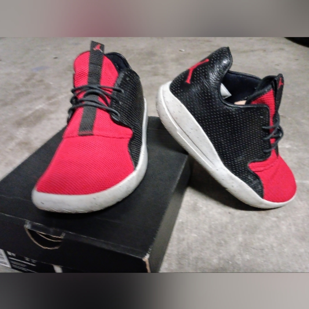 Red/Black Jordan Eclipse Youth Basketball Shoes Wo.8 (6.5Y)